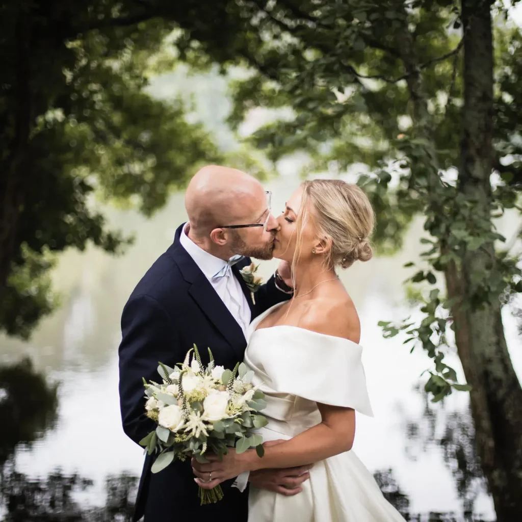 bröllopsfotograf-stockholm-kyss
